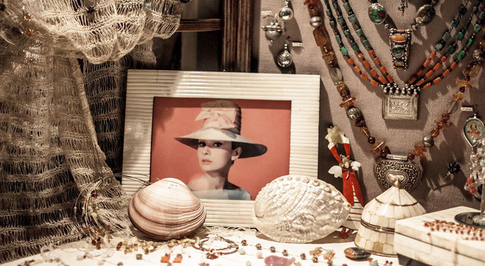 Audrey-Hepburn-jewelry-puerto-portals-sunset-market2