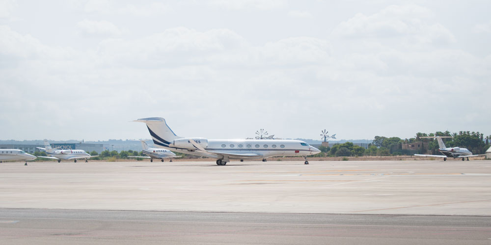 Gulfstream-jet-with-2-rolls-royce-engines