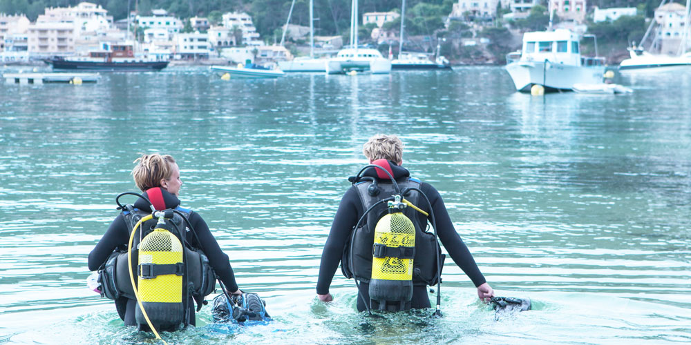 Diving Port Andratx two divers going in yachts houses Casafari real estate search Mallorca neighbourhood guide 