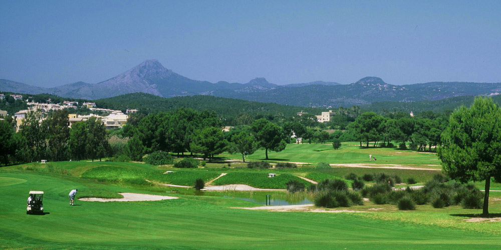 Santa Ponsa property market offers exclusive golf villas.