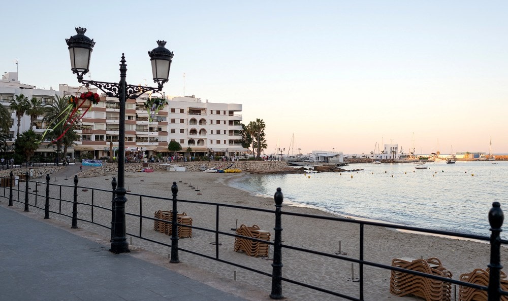 Santa Eulalia property buyers market offers apartments with proximity to the beach.