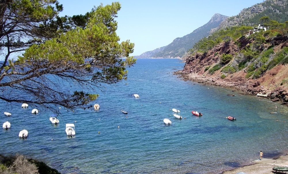 Esporles property market is set next to a beautiful Port des Canonge.