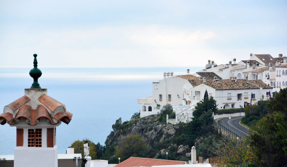 Traditional white-painted Malaga property with stunning view of the sea. 
