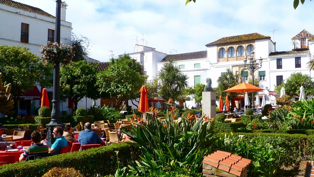 Marbella Old Town property selection is surrounded by restaurants and cafes.