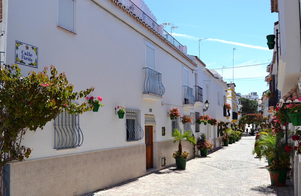 Traditional white-painted streets are why of the reasons why to buy Estepona Old Town property.