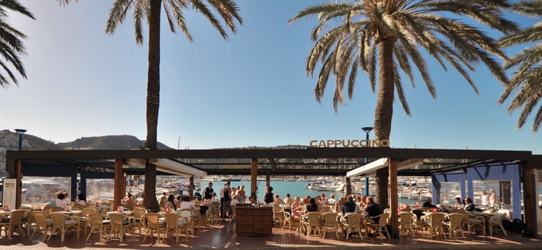 Bar en la playa en España Bar en la playa en España