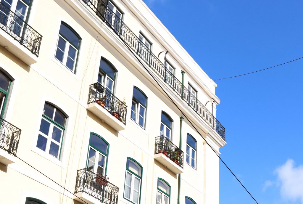 Prédio no Chiado em contraste com o céu azul de Lisboa