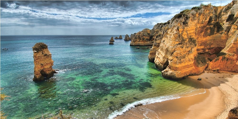 Bela praia no Algarve, em Portugal