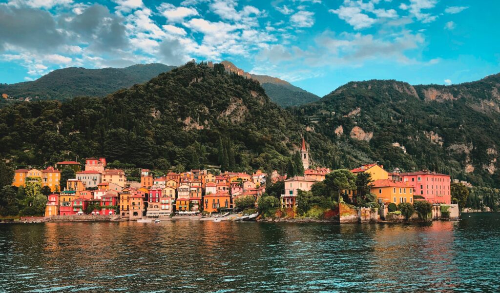Case affacciate sul Lago di Como nel Nord Italia