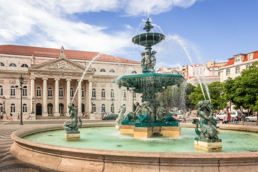A régia Praça Dom Pedro IV, no Rossio, em Lisboa, Portugal.