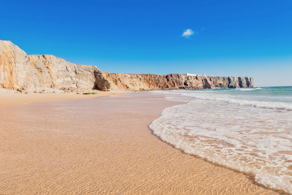 Praia de águas cristalinas em Castro Marim, Algarve