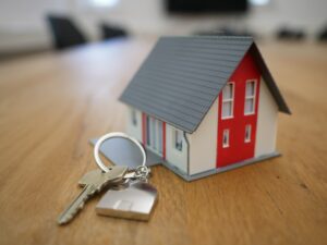 Schlüsselanhänger mit dem Schlüssel eines Hauses, das mit Hilfe von Ibuyers gekauft wurde