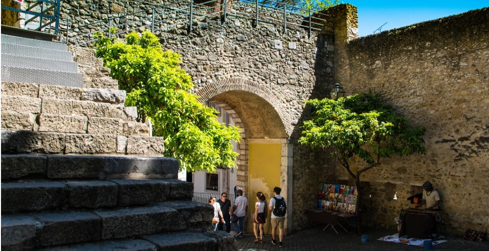 Pessoas chegando ao Castelo de São Jorge, principal ponto turístico de Alfama