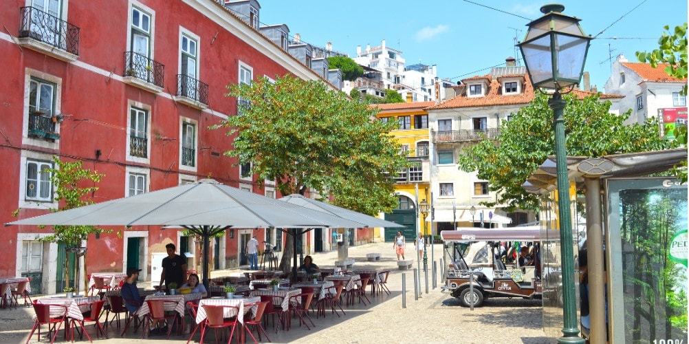 Restaurantes e prédios de Alfama, em Lisboa, Portugal