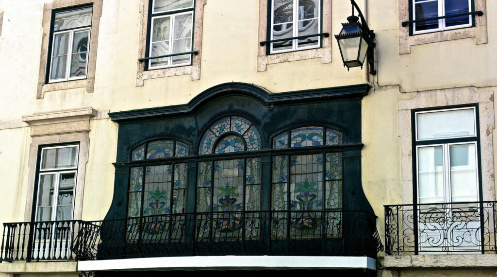 O impressionante estilo arquitetónico expressado nesta janela pombalina. 