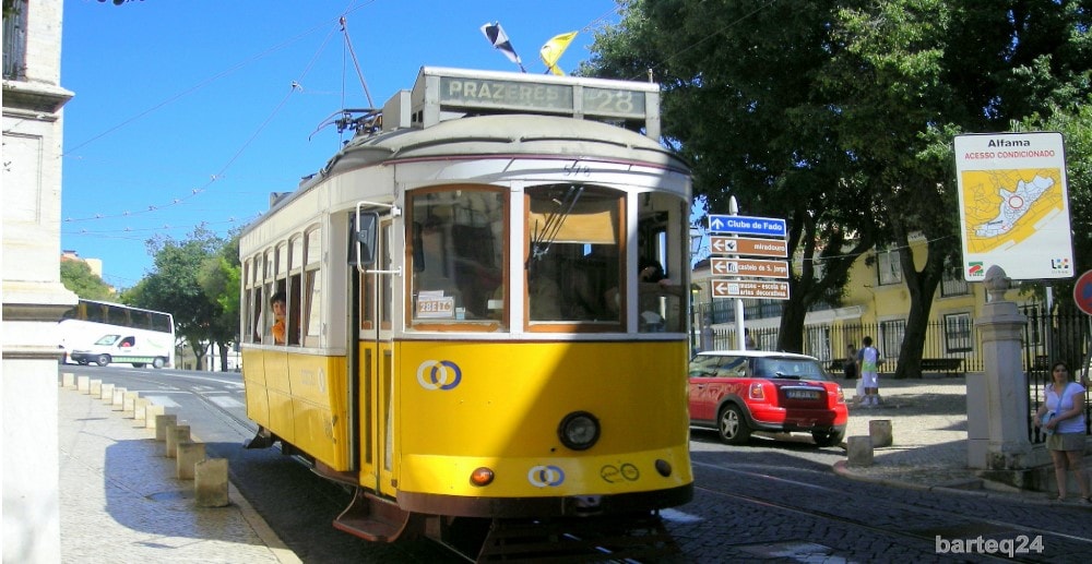 Elétrico 28, o principal e mais tradicional meio de transporte para chegar ao bairro de Alfama, em Lisboa, Portugal.