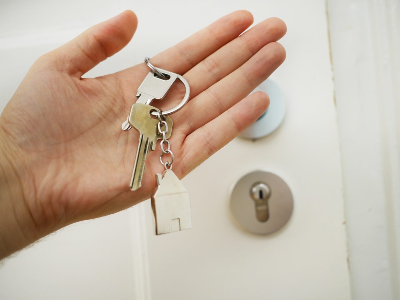 Le mani degli inquilini che tengono la chiave dell'appartamento in affitto