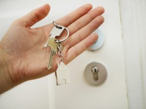 Las manos de los inquilinos con la llave del apartamento alquilado
