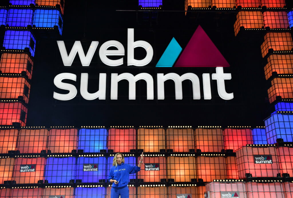 Mila Suharev en el escenario central de la Web Summit 2022 durante la noche de apertura