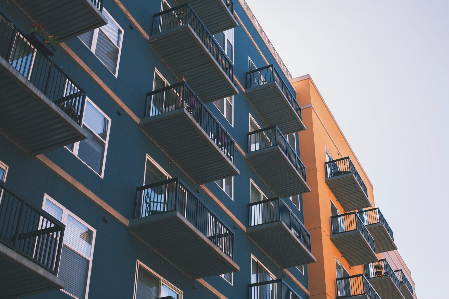 investissement immobilier sur un bâtiment bleu avec balcons