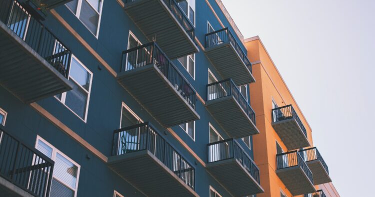 investissement immobilier sur un bâtiment bleu avec balcons